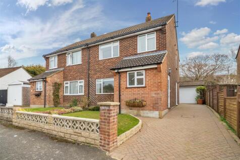 Kingswood Road, Dunton Green 3 bed semi