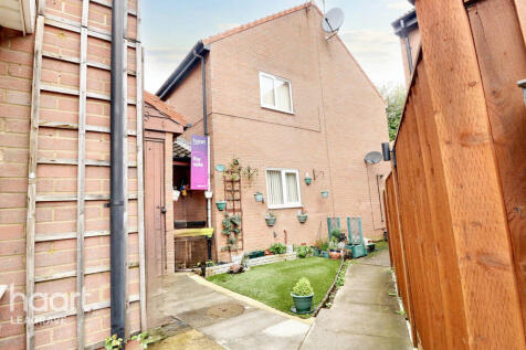 Copperfields, Luton 2 bed terraced house for sale