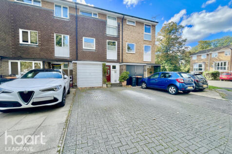 Staines Square, Dunstable 4 bed townhouse for sale