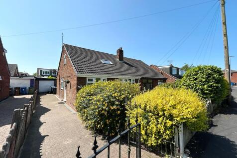 Bickershaw Lane, Abram, Wigan, WN2 5PP 2 bed detached bungalow for sale