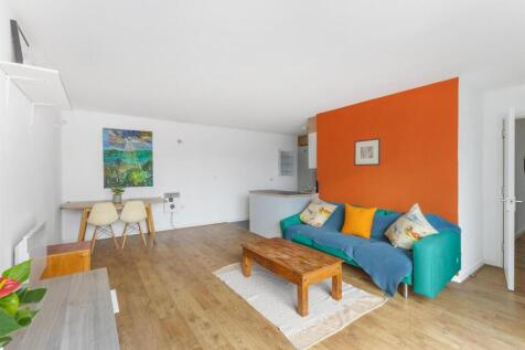 3 bedroom flat for sale