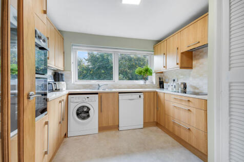 Patching Hall Lane, Chelmsford 2 bed flat for sale