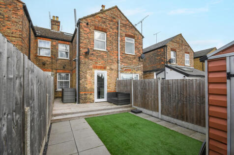 Gainsborough Crescent, Chelmsford 2 bed terraced house for sale