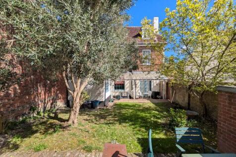 3 bedroom ground floor flat for sale