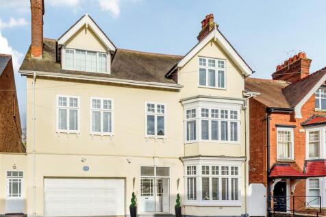 6 bedroom detached house for sale