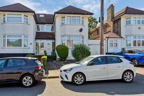 Middleton Drive, Pinner HA5 3 bed semi