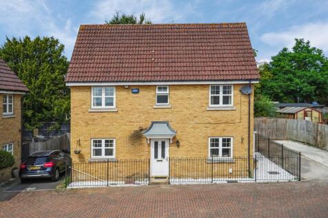 Aspen Grove, Pinner HA5 3 bed detached house for sale