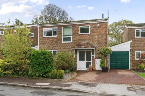 3 bedroom link detached house for sale