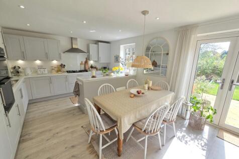 4 bedroom link detached house for sale