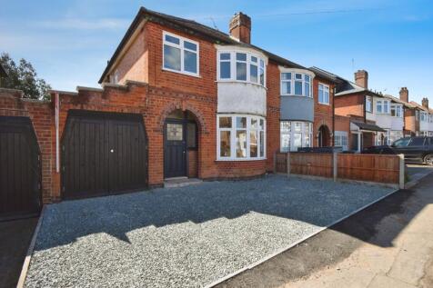 3 bedroom semi-detached house for sale
