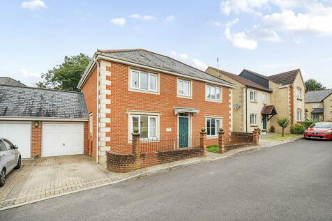 4 bedroom link detached house for sale