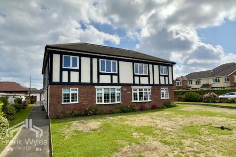 Tudor Court, 443 Clifton Drive North... 2 bed flat for sale