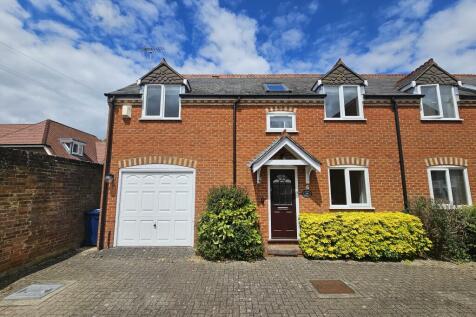 2 bedroom semi-detached house for sale