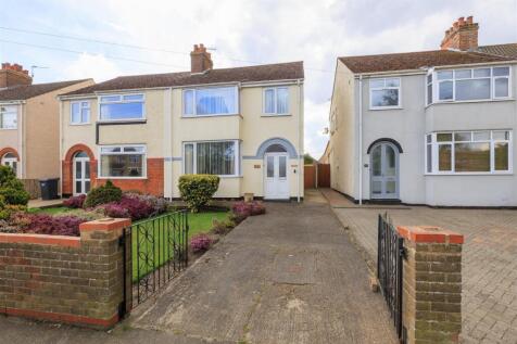 Oulton Road, Lowestoft NR32 3 bed semi