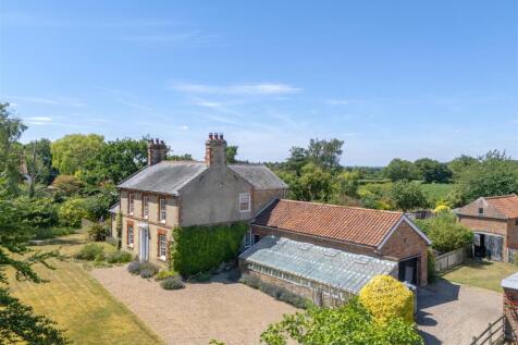 The Street, Lowestoft NR32 4 bed detached house for sale