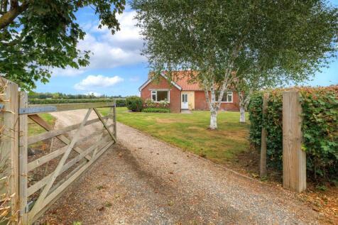Linstead Road, Halesworth IP19 3 bed detached bungalow for sale