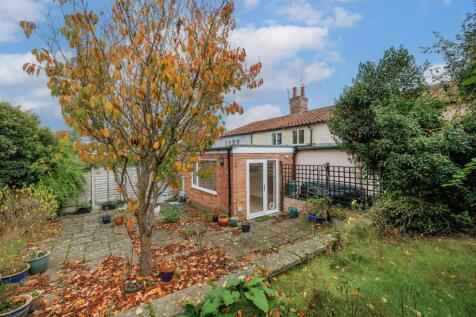 London Road, Halesworth IP19 2 bed end of terrace house for sale