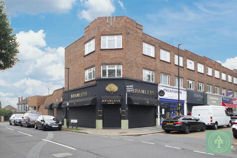 Bramley Road, London, N14 3 bed flat for sale