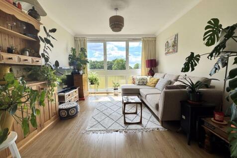 Hailey Place, Cranleigh 3 bed maisonette for sale