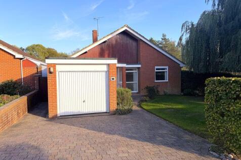 Summerlands, Cranleigh 3 bed detached bungalow for sale