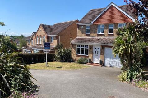 Canterbury Court, West Yorkshire WF8 3 bed detached house for sale