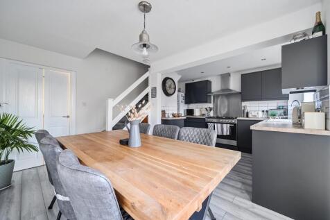 Thatcham,  Berkshire RG18,  RG18 3 bed terraced house for sale