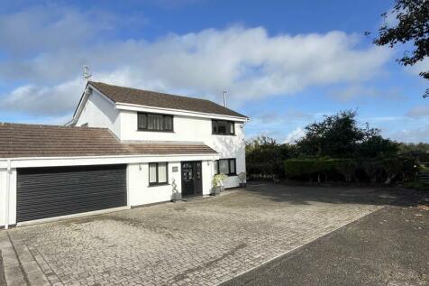 5 bedroom link detached house for sale