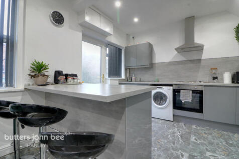 5 bedroom terraced house for sale
