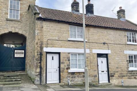 Castlegate, Pickering 2 bed end of terrace house for sale