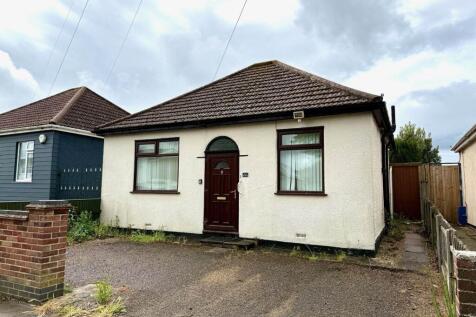 Dell Road East, Lowestoft NR33 2 bed detached bungalow for sale