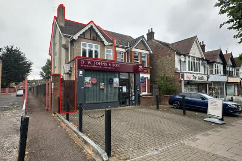 Station Road, Chingford, London 3 bed flat for sale