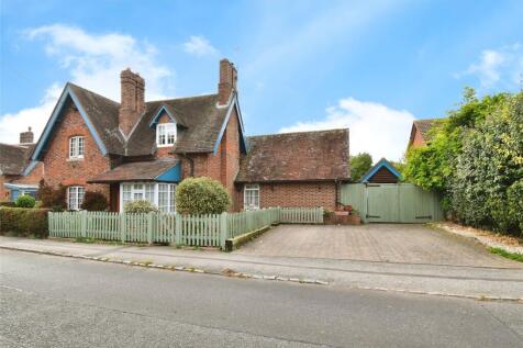 Buckingham Road, Steeple Claydon 3 bed semi