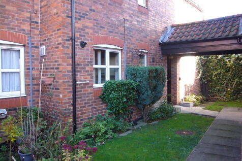 St. Johns Court, Howden, DN14 7BE 2 bed flat for sale