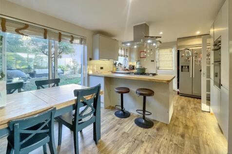 Queen Elizabeth Road, Cirencester 3 bed semi