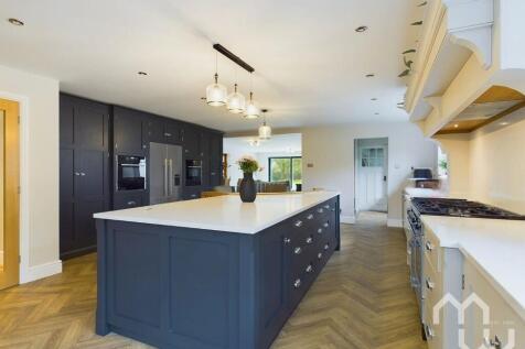 5 bedroom detached house for sale