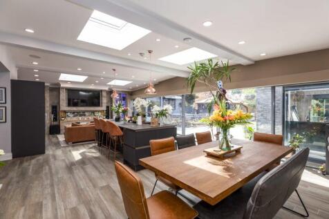5 bedroom detached house for sale