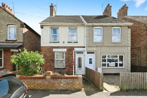 2 bedroom semi-detached house for sale
