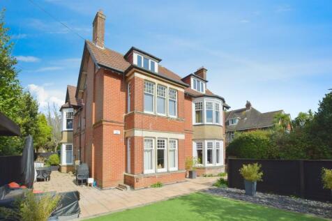2 bedroom ground floor flat for sale