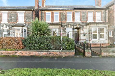 4 bedroom end of terrace house for sale