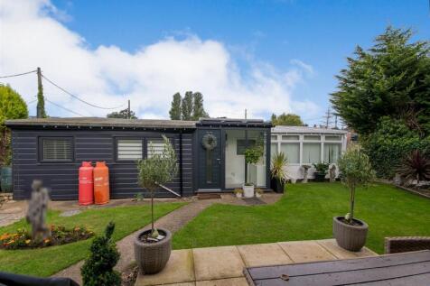 1 bedroom detached bungalow for sale