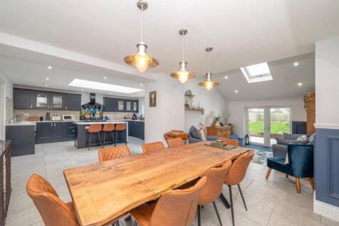 4 bedroom semi-detached house for sale
