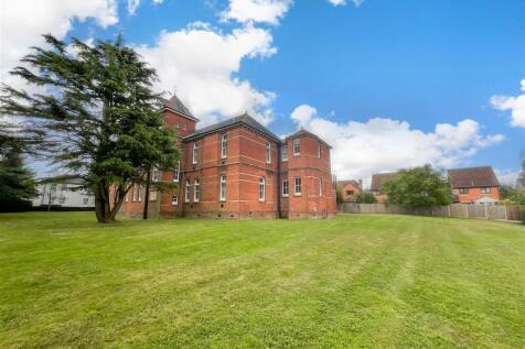 Oak Tree Way, Horsham, West Sussex 2 bed apartment for sale