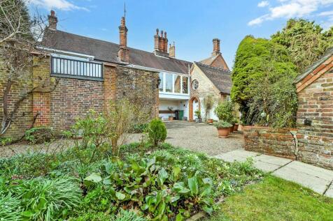 4 bedroom link detached house for sale