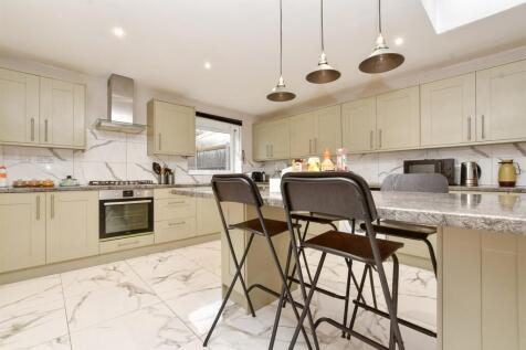4 bedroom semi-detached house for sale