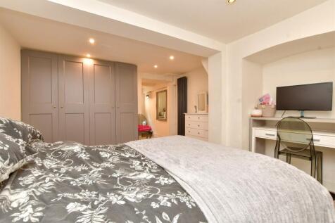 2 bedroom ground floor maisonette for sale