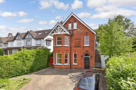 2 bedroom ground floor maisonette for sale