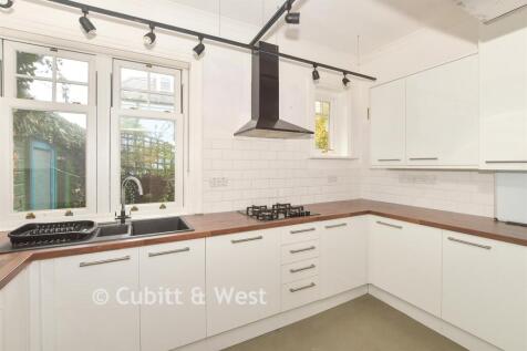 New Town, Uckfield, East Sussex 2 bed ground floor maisonette for sale