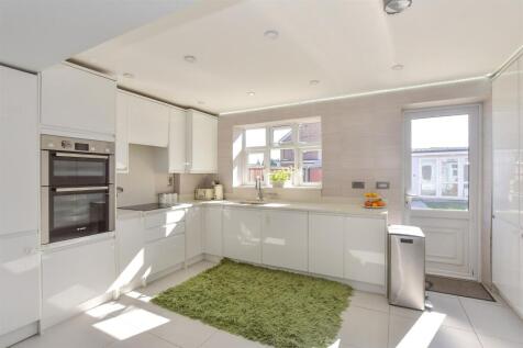 8 bedroom end of terrace house for sale