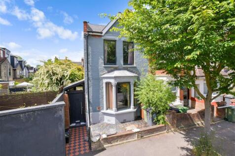 4 bedroom end of terrace house for sale