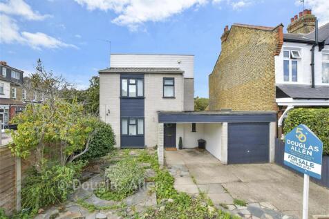 3 bedroom link detached house for sale